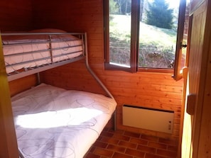 2 habitaciones, tabla de planchar con plancha y cuna de viaje 