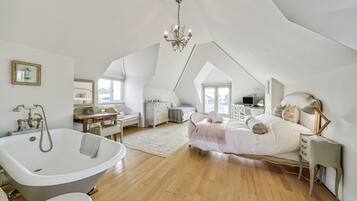 3 bedrooms, desk, iron/ironing board, travel cot