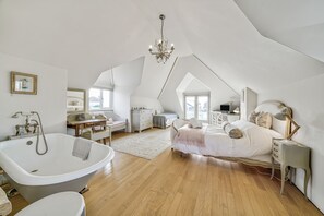 3 bedrooms, desk, iron/ironing board, travel cot - Lumiere - West Wittering (West Wittering, West Sussex)
