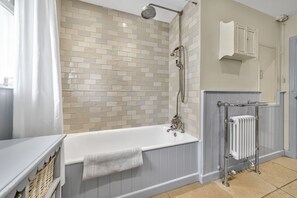 Combined shower/bathtub, hair dryer, towels