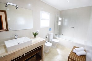 Een bad, een haardroger, een bidet, handdoeken