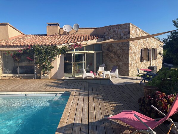 Utendørsbasseng og et oppvarmet basseng