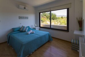 4 bedrooms, iron/ironing board, Internet, bed sheets
