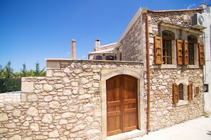 Exterior detail - Blue Paradise villa With Pool And Jacuzzi For 5 People (rethymno)