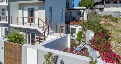 A Cottage 2 min stroll to the beach. A POOL and full SOLAR power