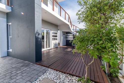 A Cottage   2 min stroll to the beach. A POOL and full  SOLAR power