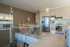 Frigorífico, microondas, horno y placa de cocina