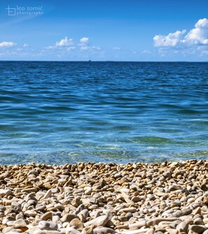 Ligstoelen aan het strand