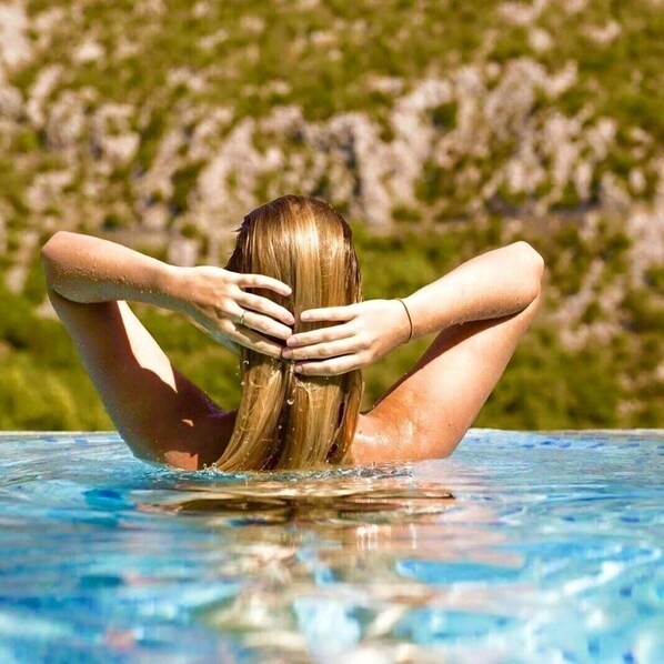 Utendørsbasseng og et oppvarmet basseng