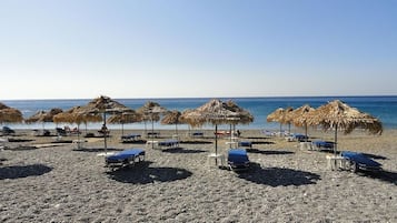 Playa en los alrededores y toallas de playa
