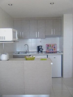 Réfrigérateur, micro-ondes, plaque de cuisson, cafetiÚre/bouilloire