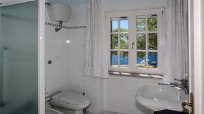 Dutxa, assecador de cabells, bidet i tovalloles