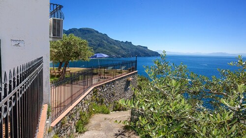 Sea view villa on the whole Amalfi Coast, with garden, relax
