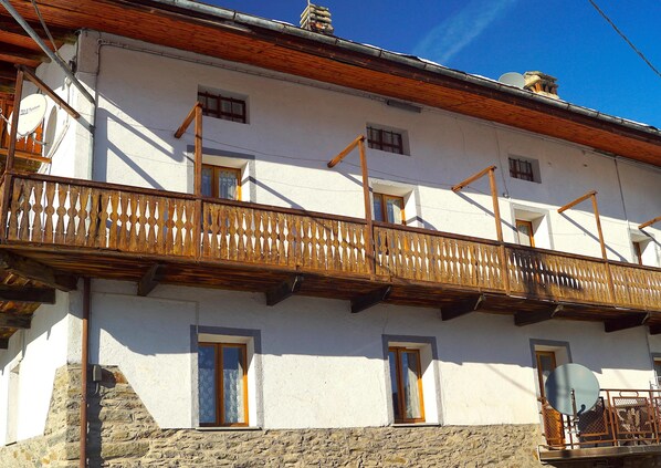 Exterior detail - Rustic mountain house + dehors (Gignod (AO))