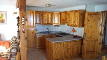 Réfrigérateur, four, plaque de cuisson, chaise haute