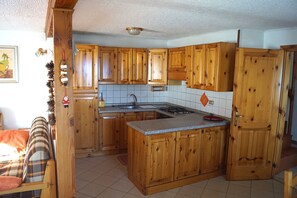 Fridge, oven, stovetop, high chair - Rustic mountain house + dehors (Gignod (AO))