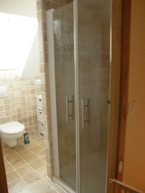 Shower, hair dryer, towels, soap - Jardiniers Cottage  set in quiet location just outside village (Sainte Mondane)