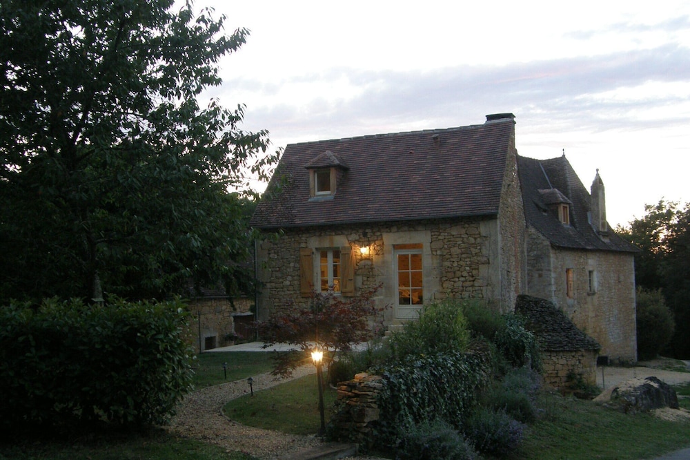 Jardiniers Cottage set in quiet location just outside village
