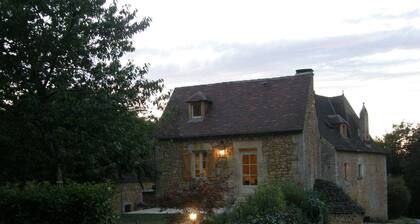 Jardiniers Cottage set in quiet location just outside village