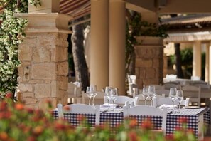 Outdoor dining - Theseus Village - 2-Bedroom Apartment with Pool View, Aphrodite Hills, Kouklia (Kouklia)