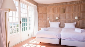 2 habitaciones, tabla de planchar con plancha y cuna de viaje 