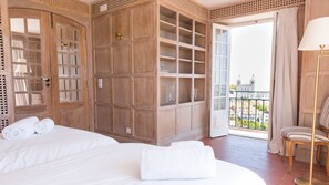 2 habitaciones, tabla de planchar con plancha y cuna de viaje 
