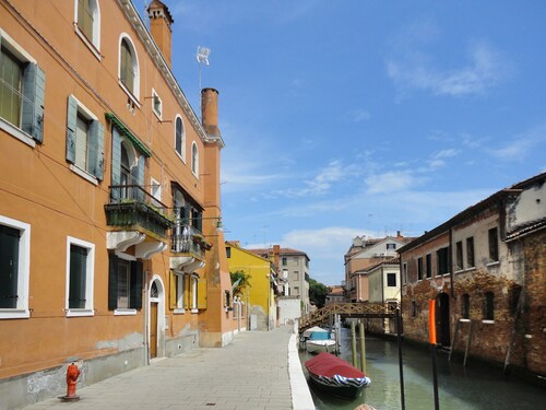 Nati's House;  Venice centre, in the lively district of Cannaregio, canal view