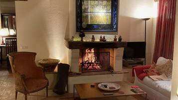 Smart-TV, Kamin, DVD-Player, Bücher