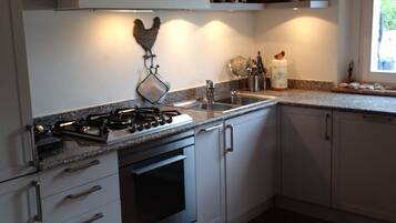 Frigorifero, forno, piano cottura, lavastoviglie