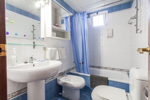 Badewanne, Haartrockner, Bidet, Handtücher