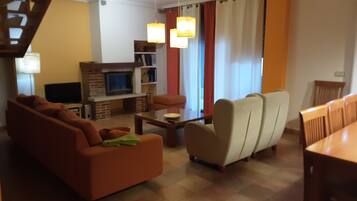 Een smart-tv, een open haard, een dvd-speler en boeken