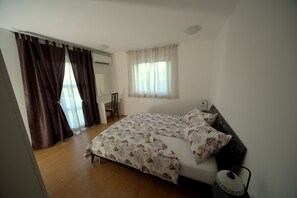 3 habitaciones, tabla de planchar con plancha, wifi y ropa de cama 