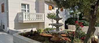 Seaside villa with 1700 m2 of private garden