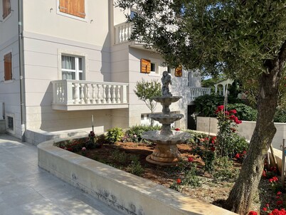 Seaside villa with 1700 m2 of private garden
