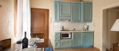 Jääkaappi, mikroaaltouuni, liesi, kahvin-/teenkeitin