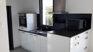 Kaffetrakter/tekoker, kjøleskap, mikrobølgeovn og ovn