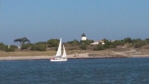 På stranden