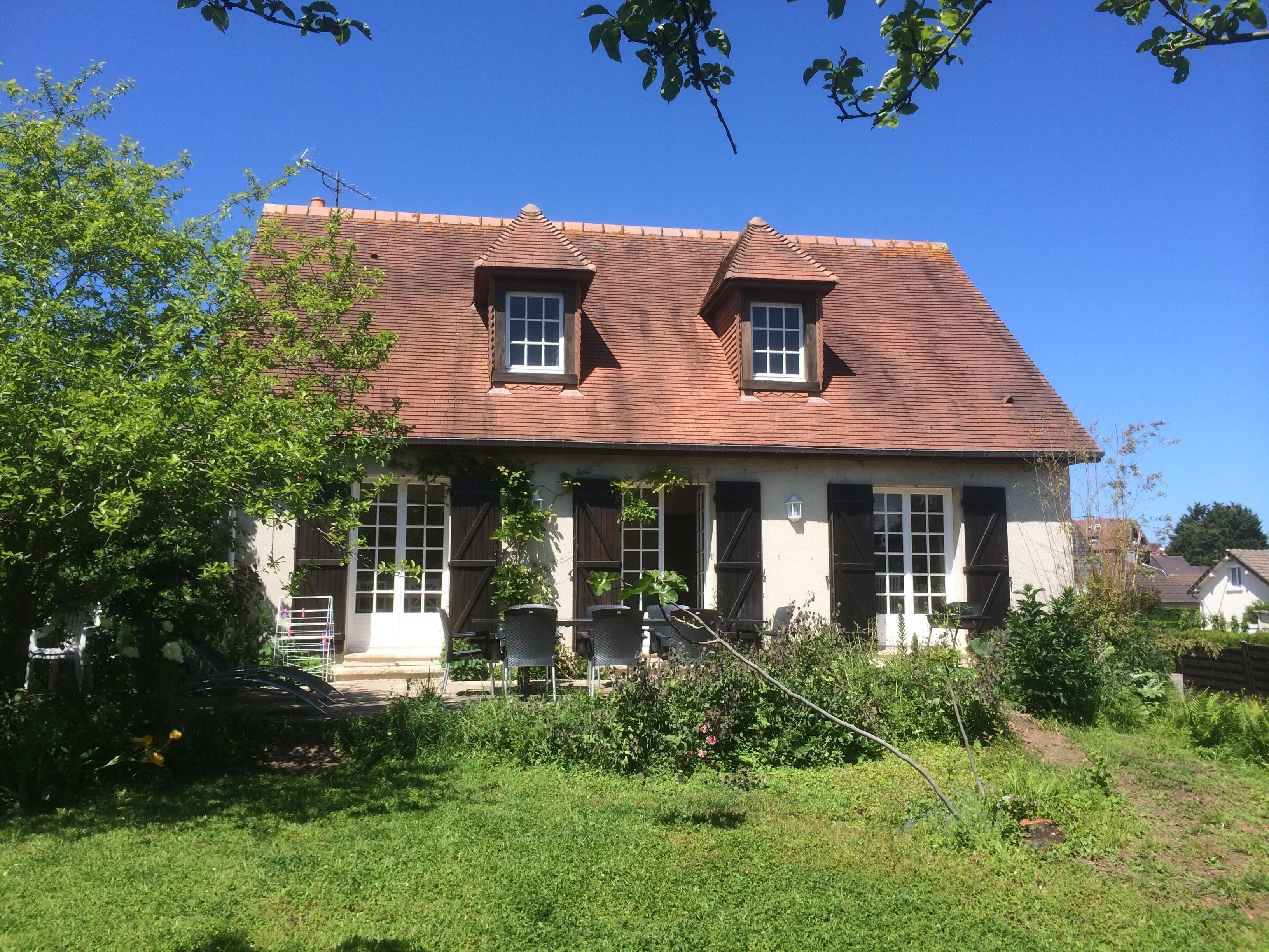 Listed villa with large garden 15 people 300 m from the beach and 200 m from shops