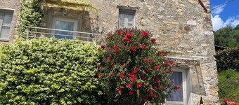 Appartamento in casale ristrutturato accuratamente e con giardino esclusivo