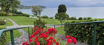 Lake Garda dream: pools, private jetty & beach in 30 seconds
