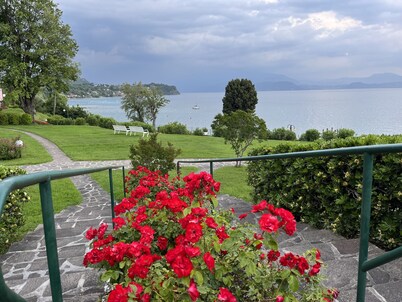Direct Lake Access: Panoramic Pool, Jetty & Parking