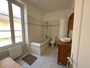 Bañera, secador de pelo, toallas