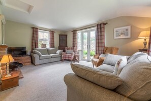 تلفزيون، مدفأة، ستيريو