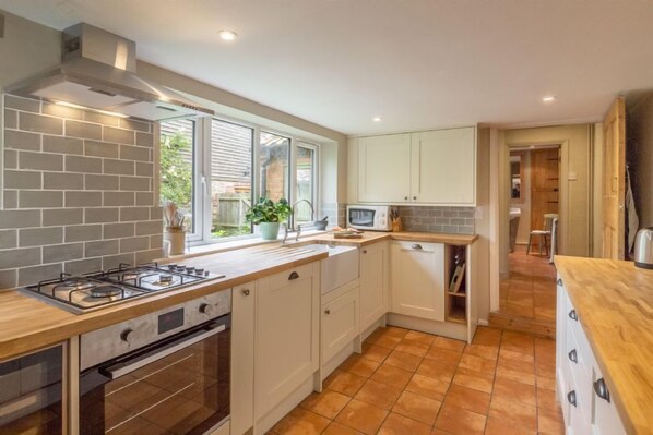 ثلاجة، ميكروويف، غسالة أطباق، كرسي للأطفال