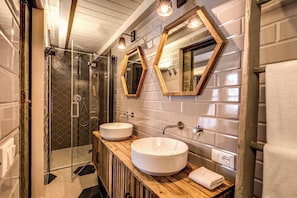 Shower, free toiletries, hair dryer, slippers - Luxury De Charme apartment with terrace Rome HistoricalmCenter (Roma)