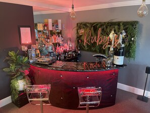 Bar (on property) - Full Size Snooker Table, Log Fire, Tesco Delivers -Bliss! 5 bedroom all en-suite (Archerfield)