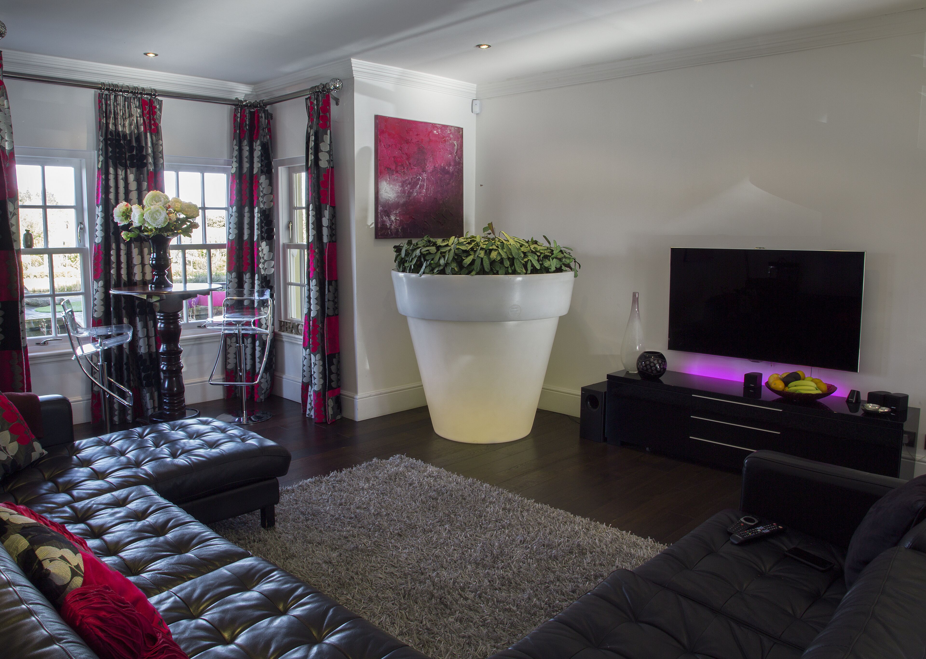 Smart TV, fireplace, DVD player, table tennis