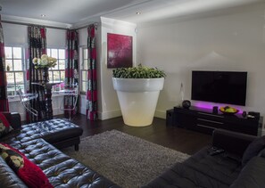 Smart TV, chimenea, reproductor de DVD, mesa de ping pong