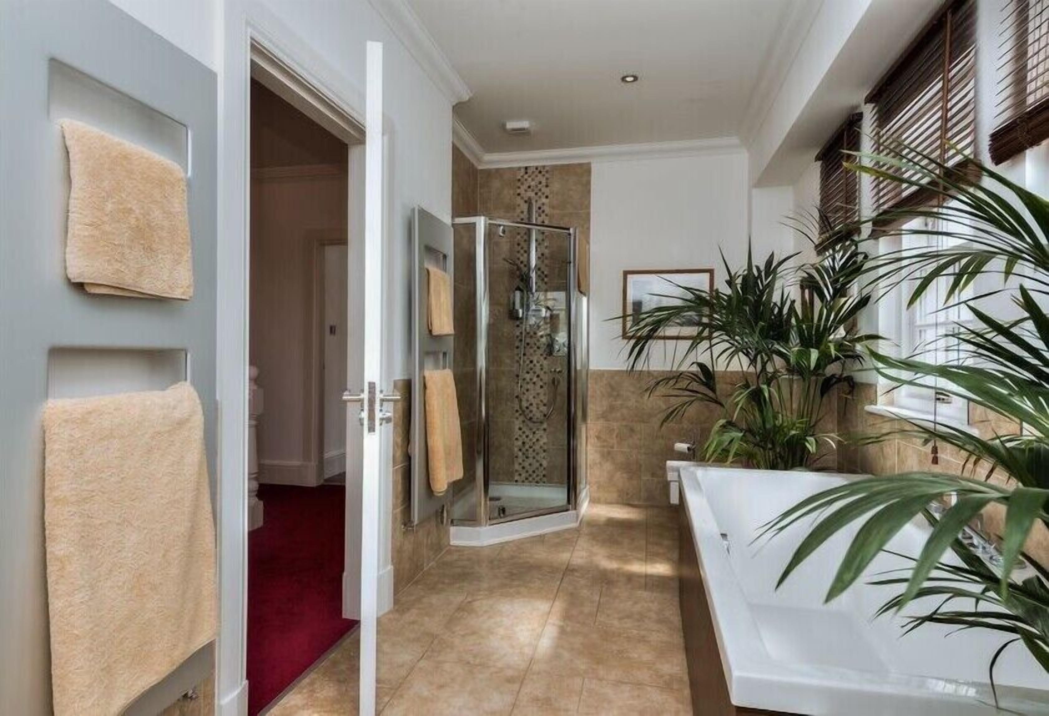 Ensemble douche/baignoire, bidet, serviettes fournies, savon
