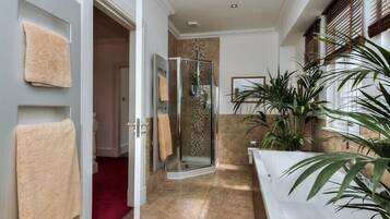 Ensemble douche/baignoire, bidet, serviettes fournies, savon